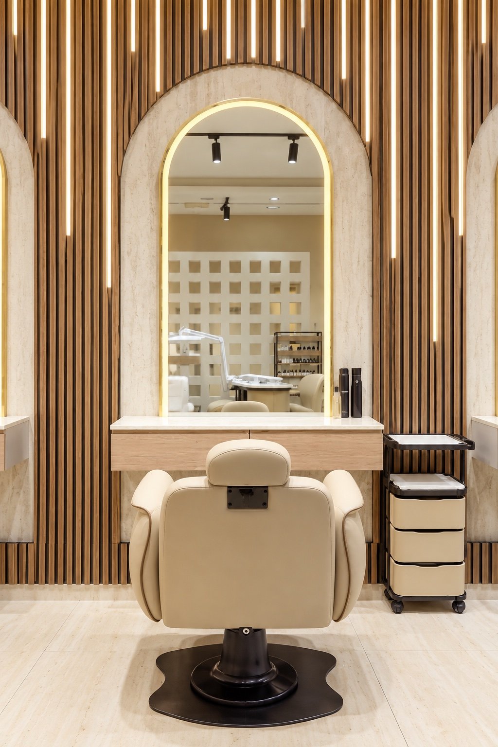 Illuminated arched mirror and styling chair inside Helora